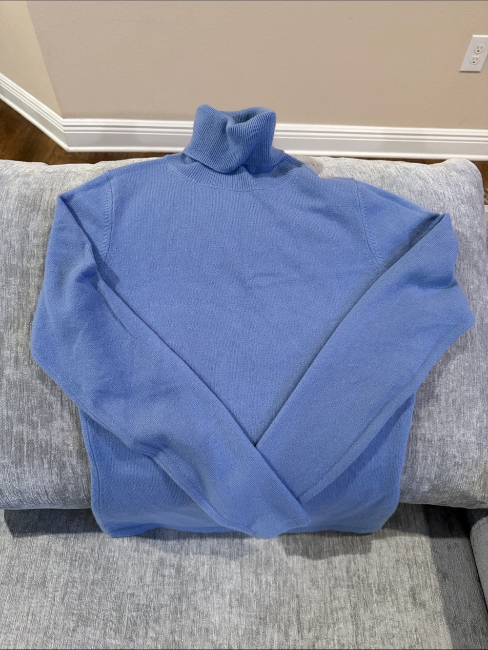 100% pure cashmere Neiman Marcus sweater S-excellent condition!